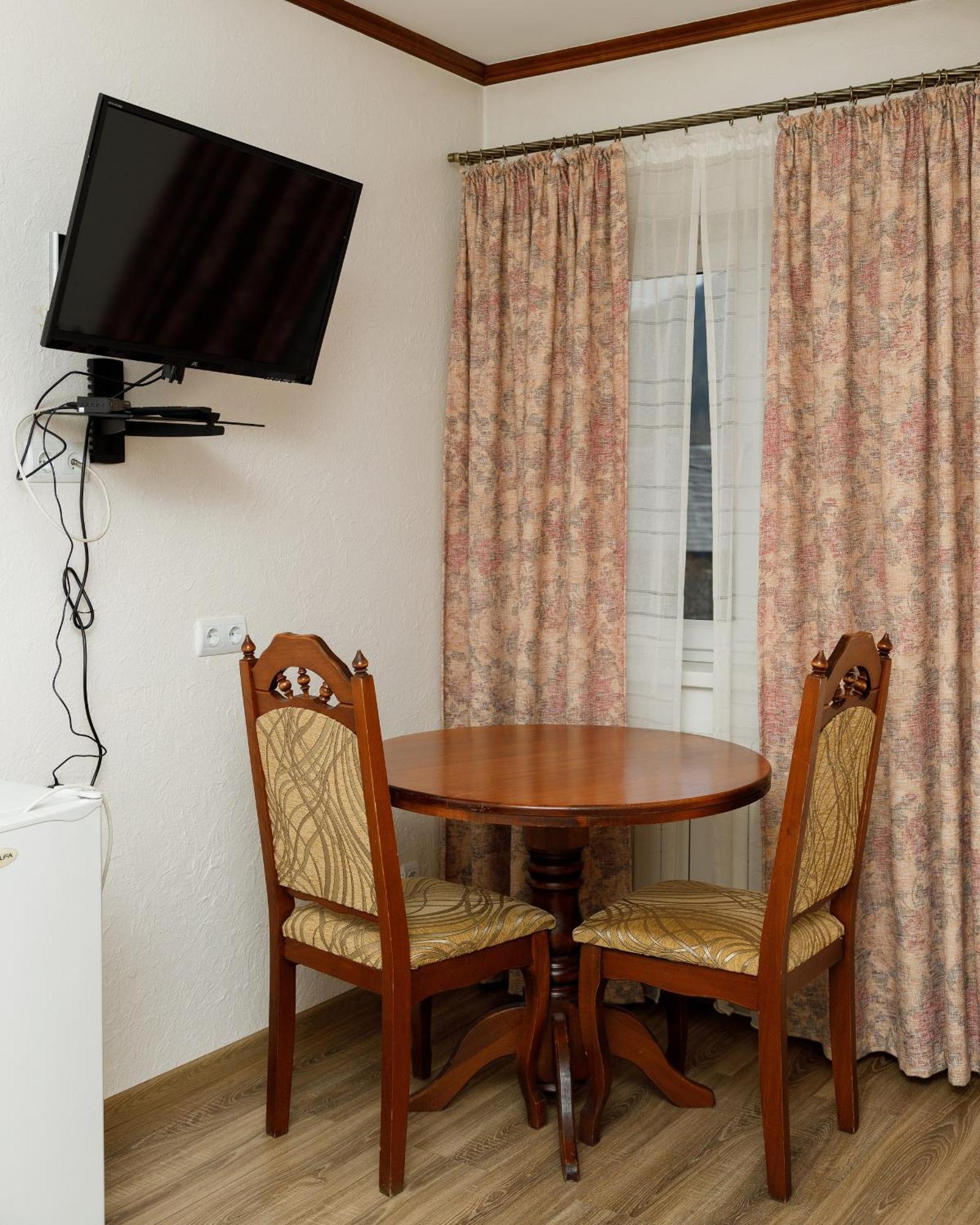 Gostyniy Dvir Synevir Hotel ซีเนวีร์ ภายนอก รูปภาพ