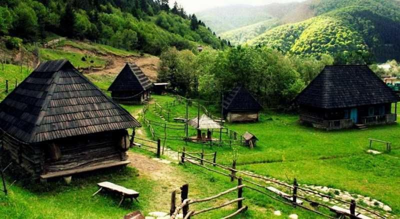 Gostyniy Dvir Synevir Hotel ซีเนวีร์ ภายนอก รูปภาพ